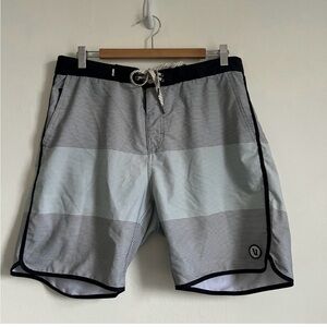 34 Vuori Men’s cruise boardshorts stripes classic fit drawcord mesh pockets